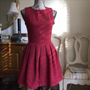 Pink sleeveless pleated dress with tweed material